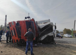 Страшная авария с 2 грузовиками в Волжском попала на фото: молодой водитель сильно пострадал