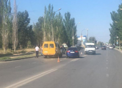 В Волжском маршрутка врезалась в Hyundai Elantra на Оломоуцкой