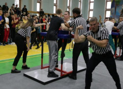 Волжане взошли на пьедестал почета чемпионата области по армрестлингу