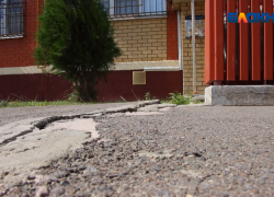 Волжские чиновники открестились от ответственности за провалившийся под землю двор