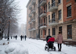 В Волжском мать с младенцем чудом избежали трагедии — ледяная глыба упала с 5 этажа рядом с коляской