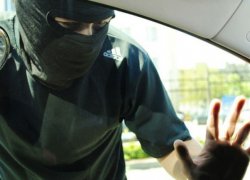 В Волжском из служебной машины экспедитора вытащили 37 тысяч рублей