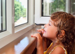 Сезон падений из окон открылся в Волжском: двухлетний малыш выпал с четвертого этажа 