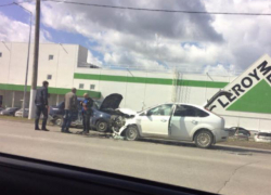 Две иномарки столкнулись на въезде в Волжский утром