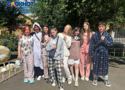 Жирафы и Лунтики: выпускники в Волжском пришли в школу в пижамах