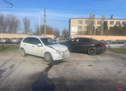 Столкновение двух машин произошло в Волжском: есть пострадавшие