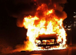 В Волгограде неизвестные сожгли дорогостоящий автомобиль