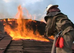 На острове Зелёный в Волжском загорелась кровля дачного дома