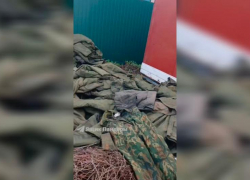 В Волжском гадают, как куча военной формы оказалась на свалке в СНТ «Цветущий сад»