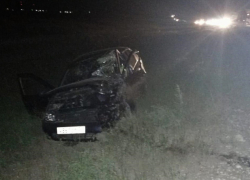 Появились жуткие кадры лобового столкновения двух легковушек и тягача в Волгоградской области