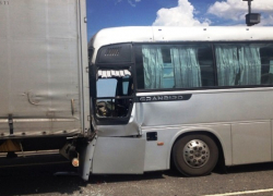 Автобус с юными футболистами из Волжского протаранил грузовик по дороге на соревнования