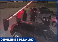 «Ловкость рук и никакой логики»: в Волжском молодые люди предпочли сломать шлагбаум, чем сделать два шага в сторону по пешеходной дорожке