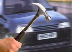 Пьяный альфа-самец кинул молоток в уезжающее такси в Волжском