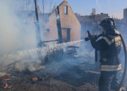 Под Волжским загорелся кирпичный дом