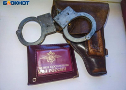 Волжский экс-полицейский осужден за грабеж и вымогательство