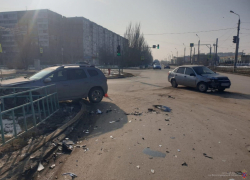 2 человека пострадали в аварии из-за лихача, пролетевшего на красный в Волжском