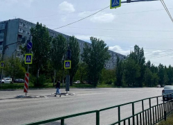 В Волжском устанавливают новый светофор на Карбышева