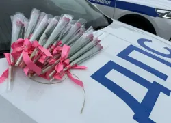 В Волжском инспекторы ГИБДД превратили проверку на дорогах в праздник: автоледи дарили тюльпаны вместо штрафов