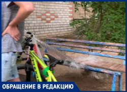 Женщина встала на защиту лавочки, вооружившись ведром: соседи жалуются на жительницу Волжского