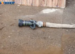 В Волжском пожар из-за короткого замыкания уничтожил дом и гараж