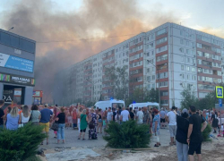 Напротив горящего рынка вспыхнула квартира в Волжском: видео