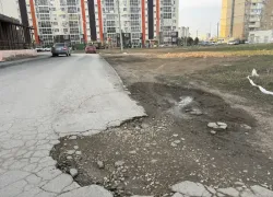 Ямы, грязь и сломанные подвески: как выглядят внутриквартальные дороги Волжского в 2026 году