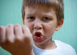 На юге Волгограда 18-летний парень избил и ограбил школьника во время "стрелки"