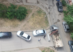 Манипуляции вокруг парковочных мест? В Волжском продолжается борьба за парковку во дворе