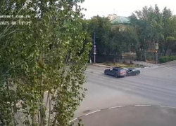 Легковая на скорости протаранила кроссовер в Волжском: видео 