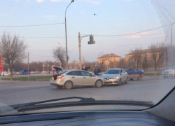 Лобовое столкновение "Форда" и "Рено" произошло на въезде в Волжский