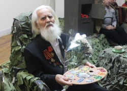 Волжане поздравили главного художника города с днем рождения