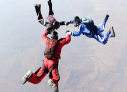 Для 26 кадетов из Астрахани авиаклуб устроил опасные прыжки с парашютом в Средней Ахтубе