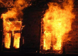 Неосторожные прохожие подожгли дачу в Волжском