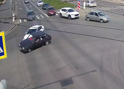 ДТП с участием «девятки» и иномарки в Волгограде попало на видео: есть раненые