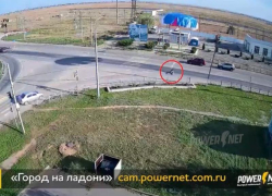 Юный парашютист приземлился прямо перед машинами под Волжским: видео