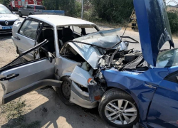 7 человек, в том числе дети, разбились в лобовом столкновении в Волгоградской области: видео