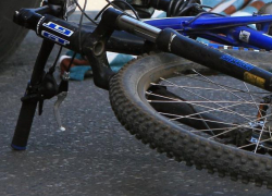 17-летнего велосипедиста увезли на "скорой" с места ДТП в Волжском