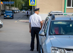 Падение жительницы в автобусе и столкновение на Карбышева: сводка ДТП в Волжском 