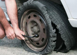 Взорвавшаяся шина грузовика покалечила пешехода в Волжском