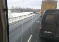 На трассе под Волгоградом столкнулись три авто 