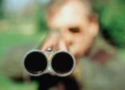 В Средней Ахтубе селянин разгуливал по улице с двустволкой