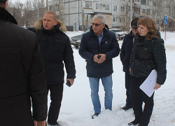 Мэр Волжского вывез подчиненных посмотреть на снежные завалы на тротуарах и остановках