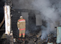 Две хозпостройки одновременно вспыхнули в Среднеахтубинском районе