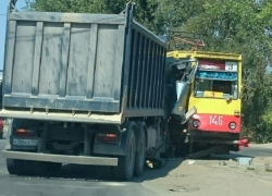 В Волжском грузовик протаранил трамвай №3