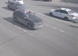 В Волгограде мать решила проветрить детей через открытый люк иномарки и попала на видео