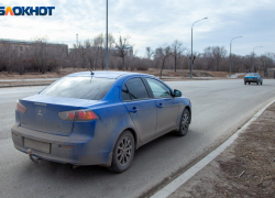 Камеры видеонаблюдения зафиксировали новый эпизод взлома автомобиля в Волжском