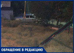 Поросла травой детская площадка в Волжском: видео