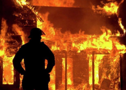 В Волжском СНТ полностью сгорел дачный дом