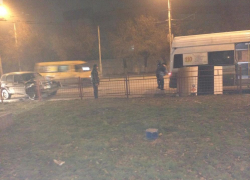 В Волгограде водитель «Нивы» врезался в маршрутку с пассажирами