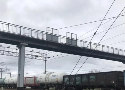 Отремонтировали пешеходный мост на станции «Волжский»